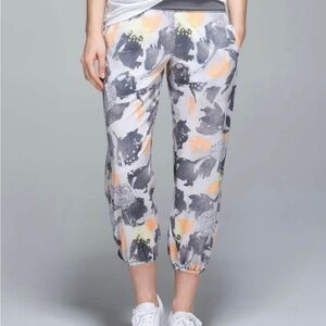 Lululemon Om Pant - Mini Art Pop White Multi / Slate size 6